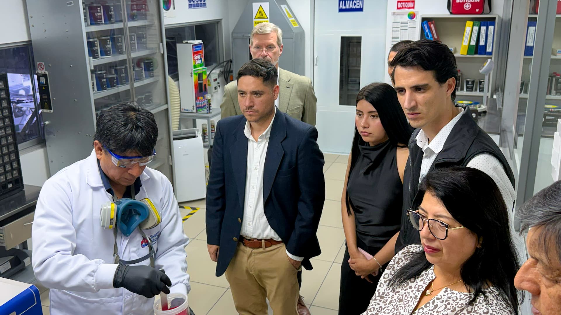 Mitsui estrena laboratorio de color automatizado para autos Toyota peru