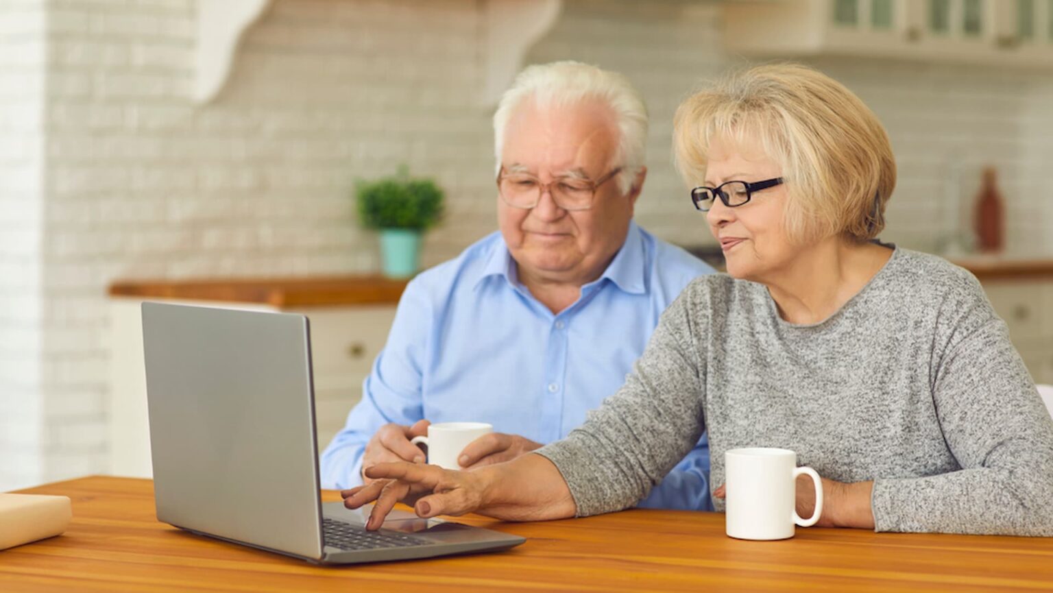 6 medidas para proteger a padres y abuelos de las estafas digitales