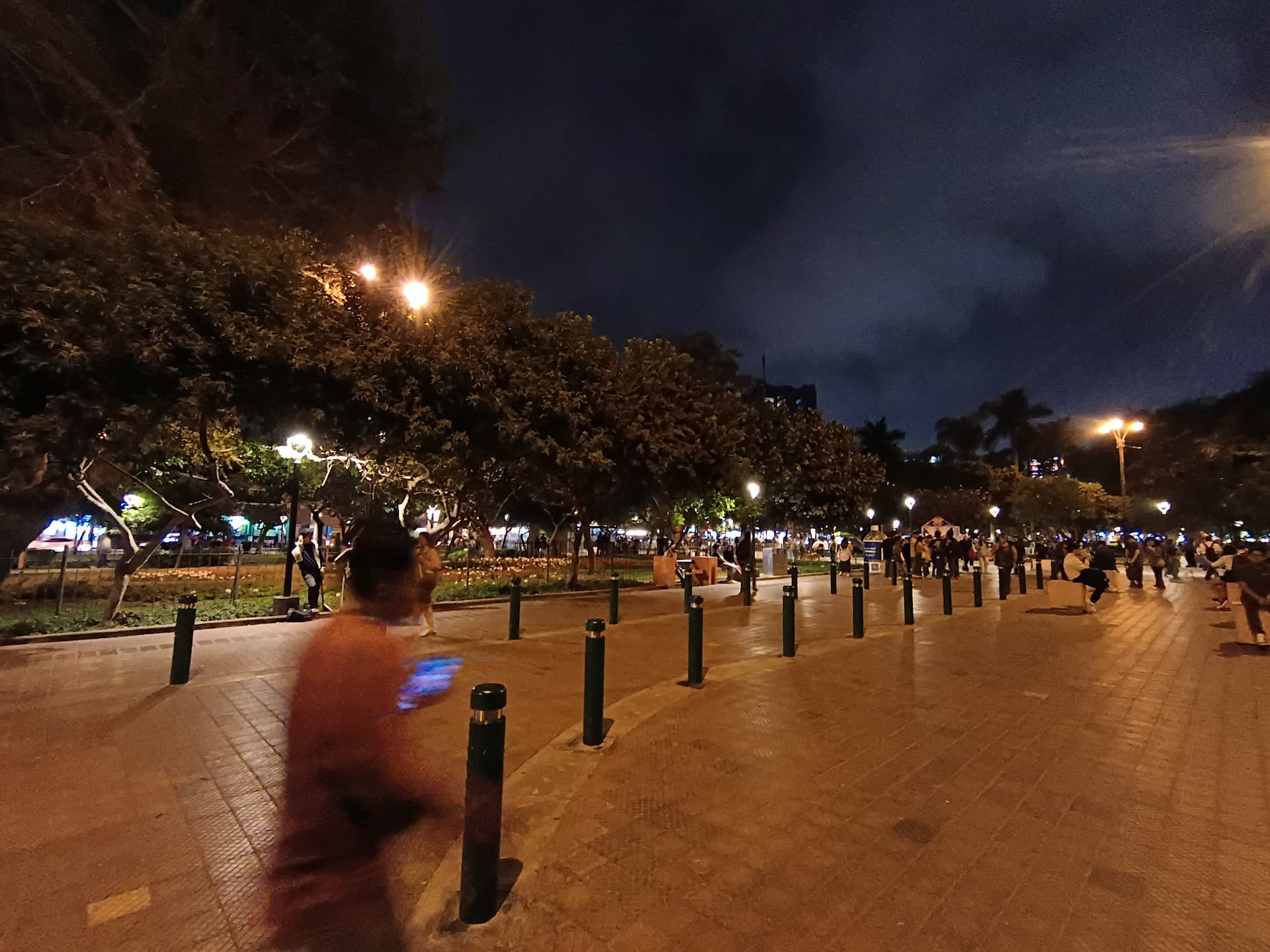 Motorola Moto G67 camara principal noche